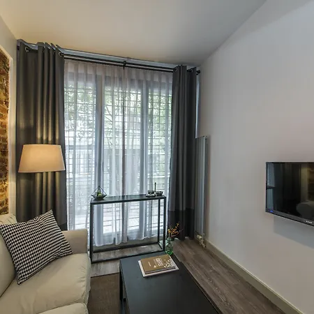 G Flats & Serviced - Adult Only Apartmán